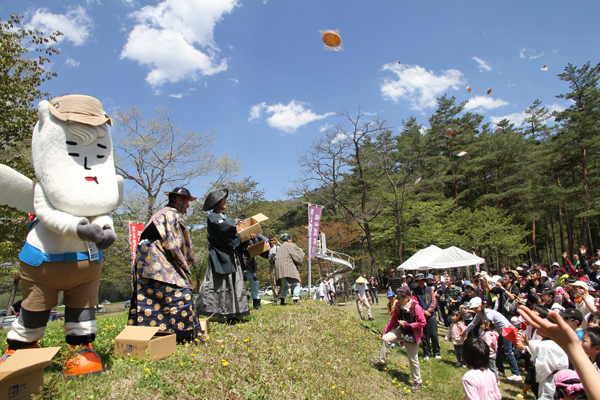 餅巻きをする村長