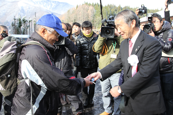 住民に鍵を渡す村長