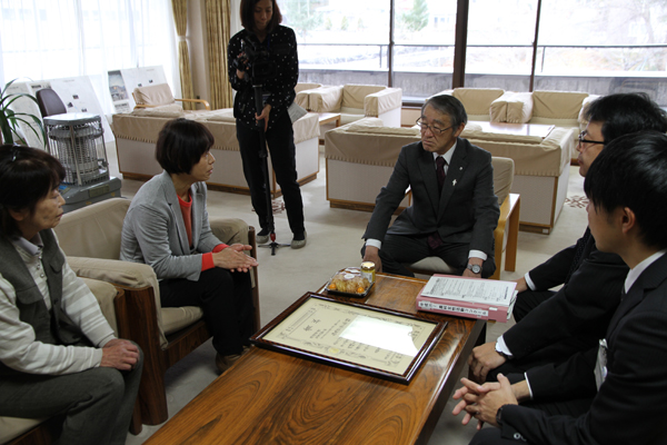 報告を受ける村長