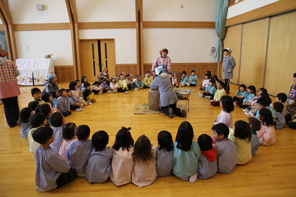 餅つき輪になり待つ園児