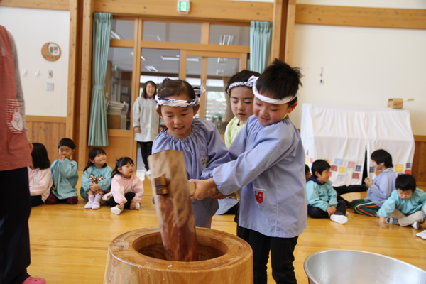 餅をつく園児