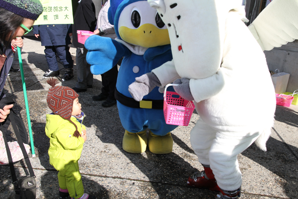 マスコットと子供ふれあい