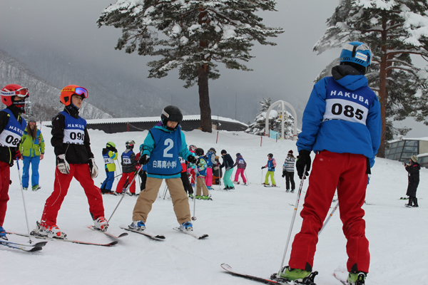 スキーを教える子供達