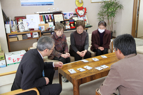 記念品の説明を受ける村長