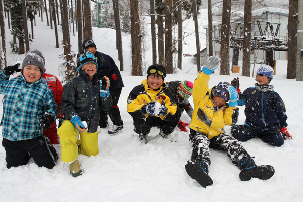 雪玉で遊ぶ児童