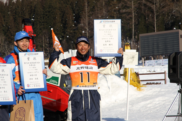 賞状を掲げる選手