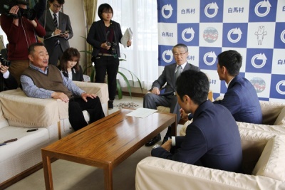 渡部兄弟と村長、スキークラブ会長の懇談の様子