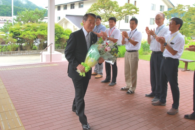 職員に迎えられる下川村長