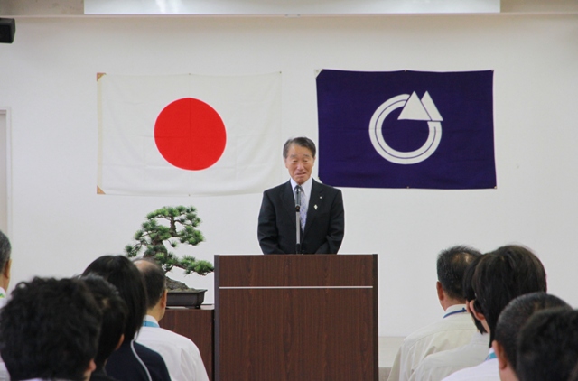 職員に向けて挨拶をする下川村長