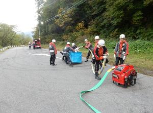 中継訓練ポンプ操作の様子