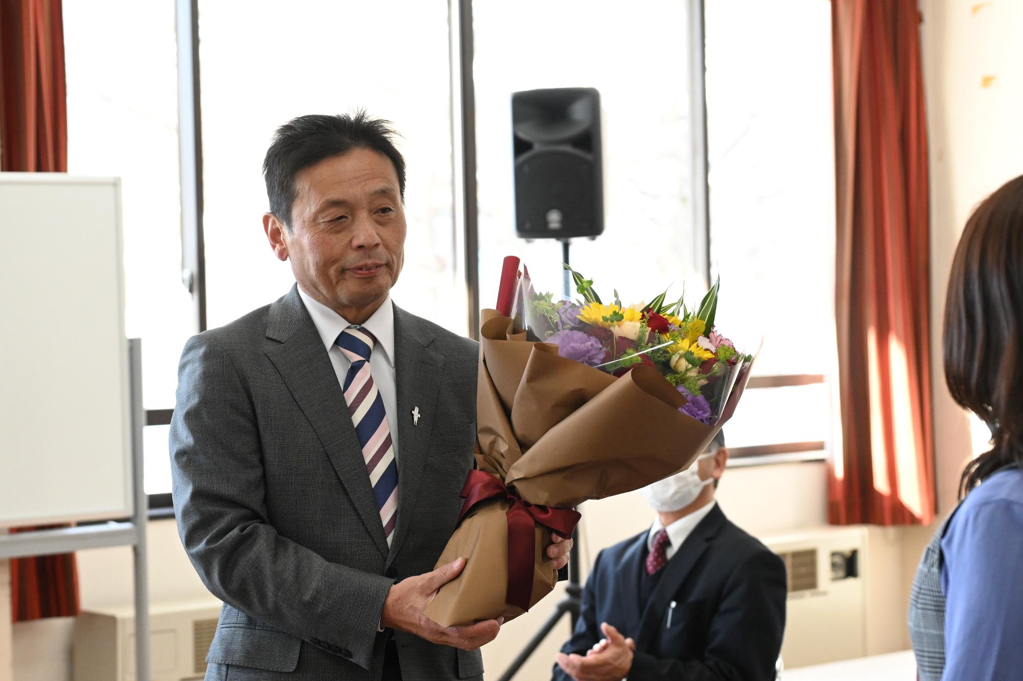 横山副村長退任式