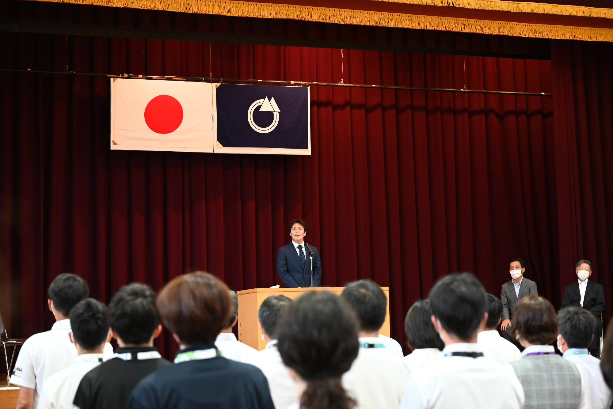 丸山村長初登庁