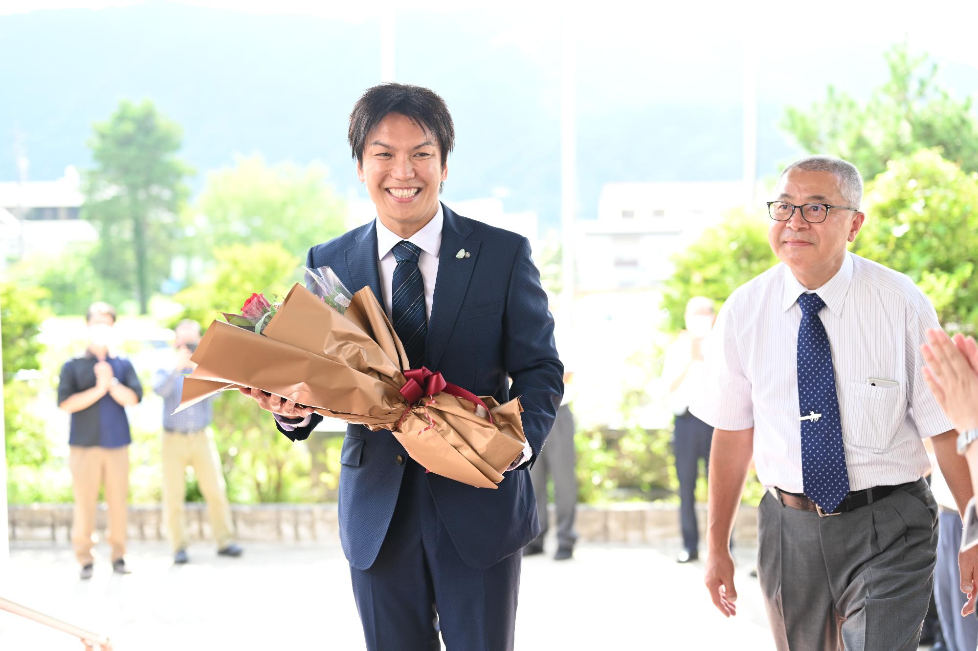 丸山村長初登庁