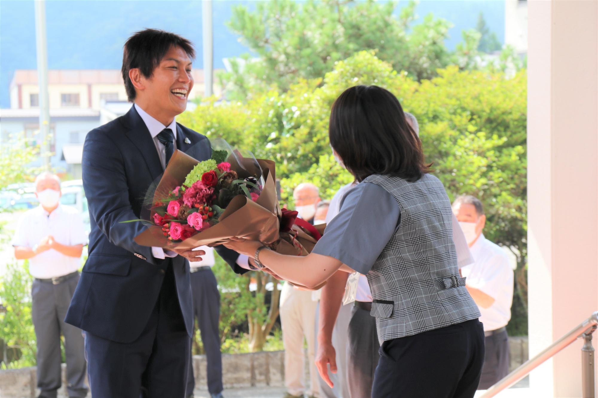 丸山村長初登庁