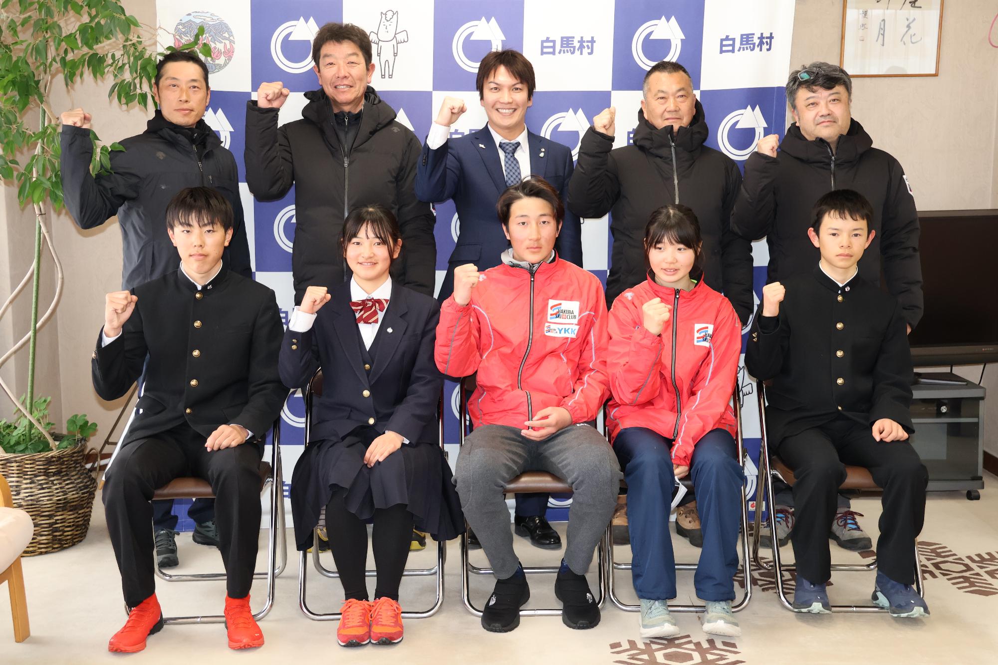 前列左から花澤楓也さん、高橋陽和さん、国本廉太郎さん、丸山愛季さん、西澤希睦さんの各選手。後列左からコーチ、丸山村長、白馬村スキークラブ役員の皆さま。