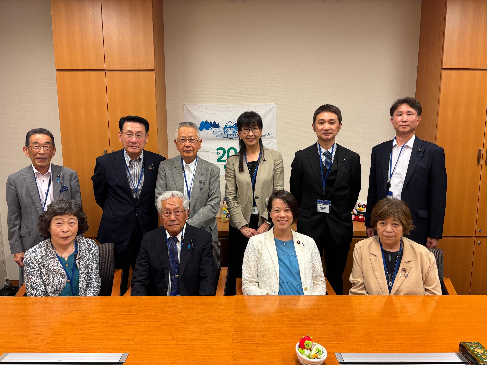 大北管内の町村議会正副議長と藤田ひかる衆議院議員との集合写真
