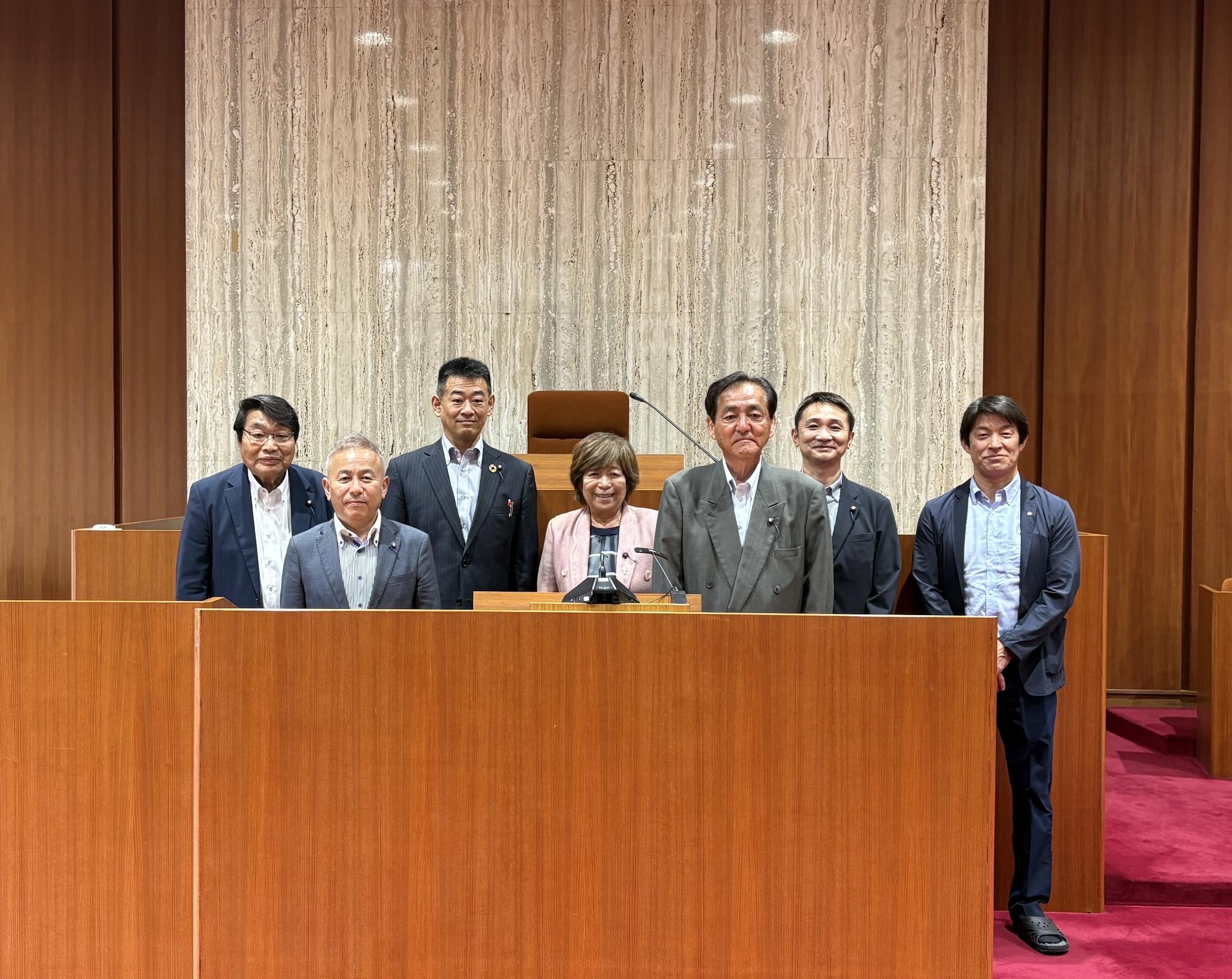 神奈川県山北町議会議員と白馬村議会議員の集合写真