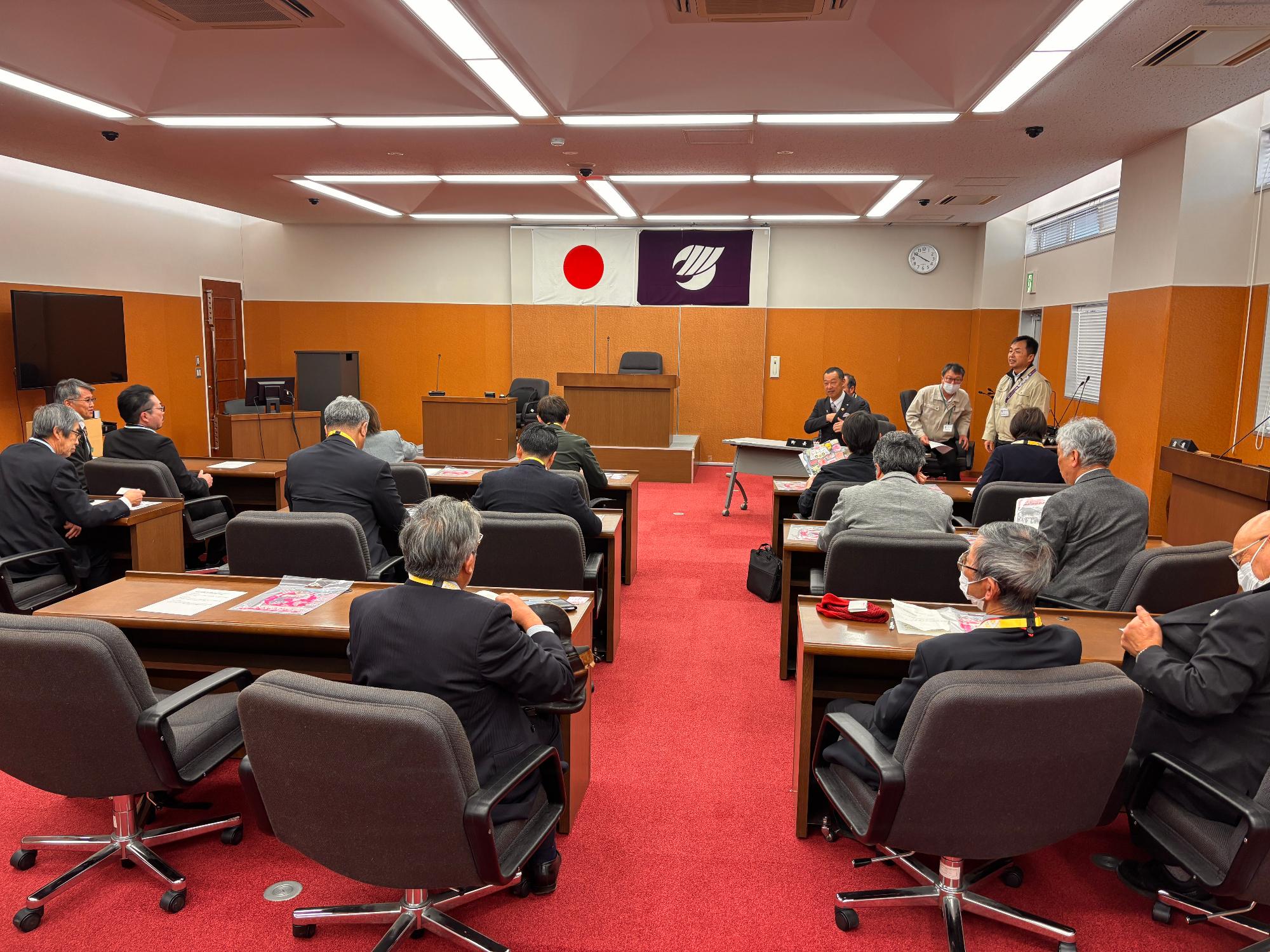 河津町役場議場での研修の様子