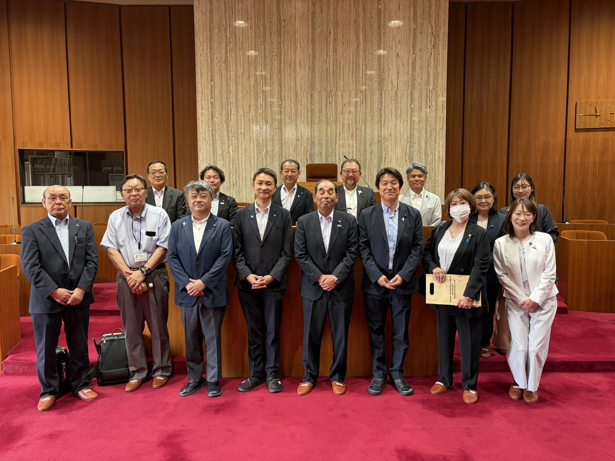 新潟県湯沢町議会議員と白馬村議会議員の集合写真