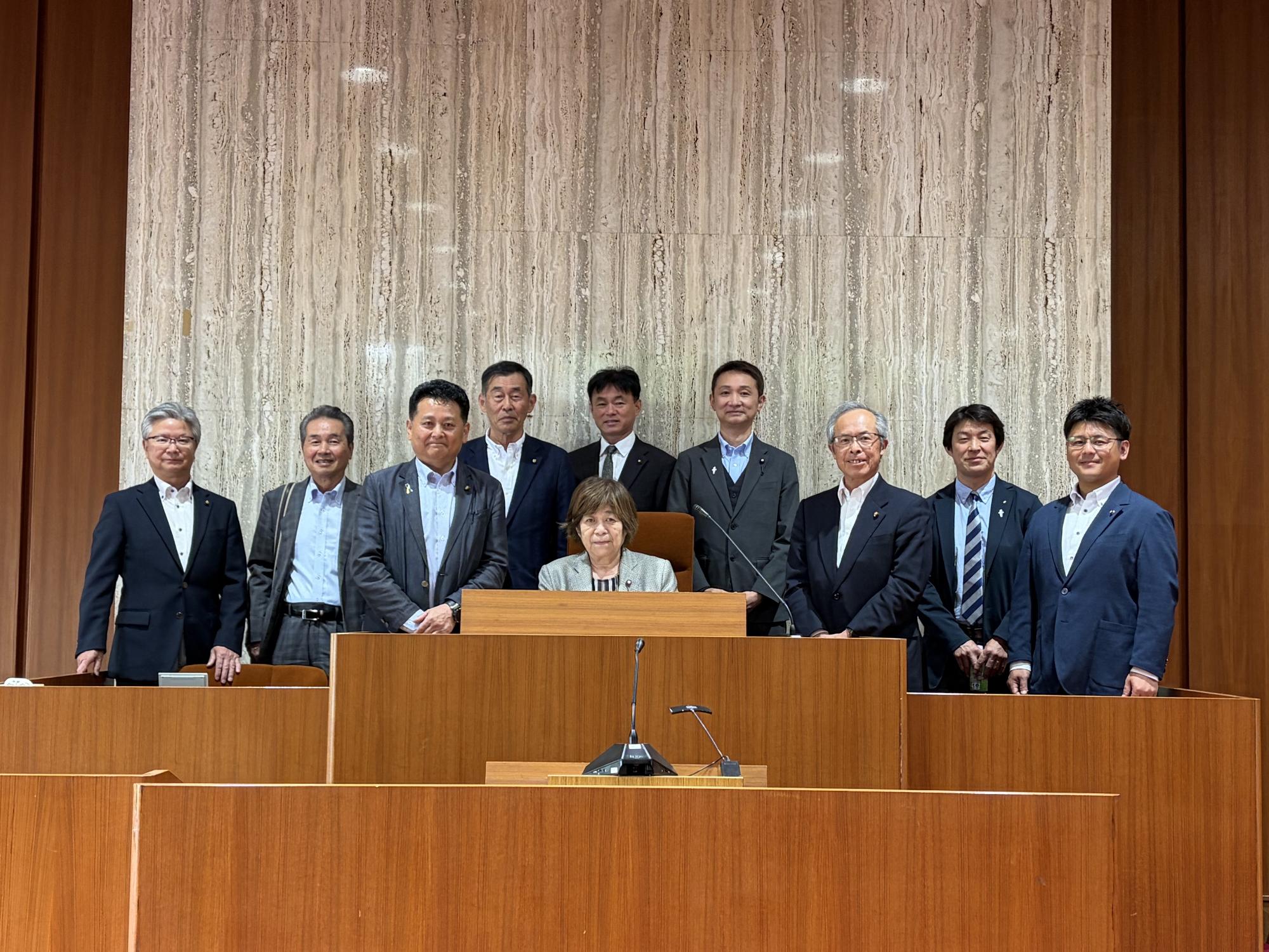 御殿場市議会議員と白馬村議会議員の集合写真