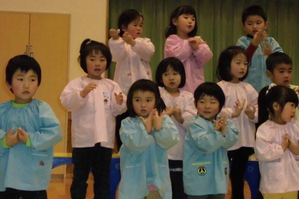 年少の園児たちが真剣に手話ソングを歌っている様子の写真