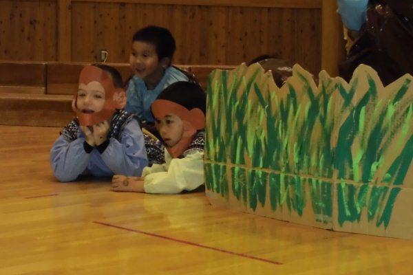 サル役の子どもたちがお面をかぶって演じている写真