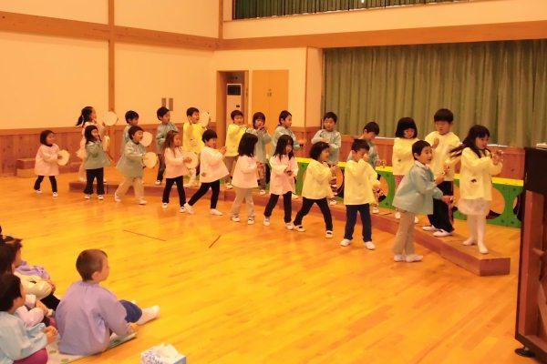 踊りながら歌を歌っている子どもたちの写真