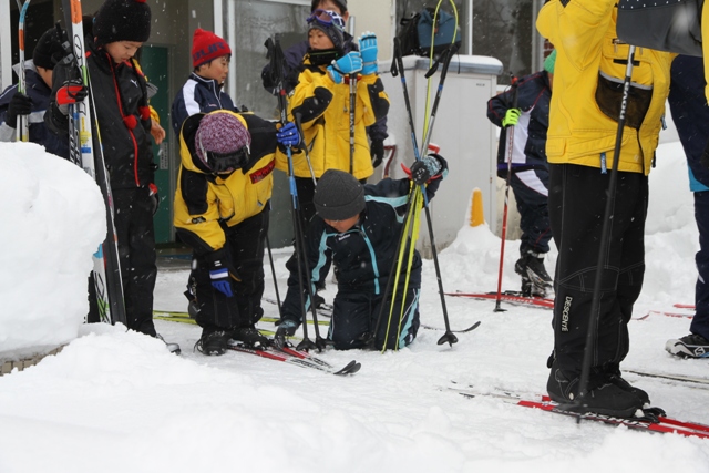 スキー交流を楽しむ子ども達の写真