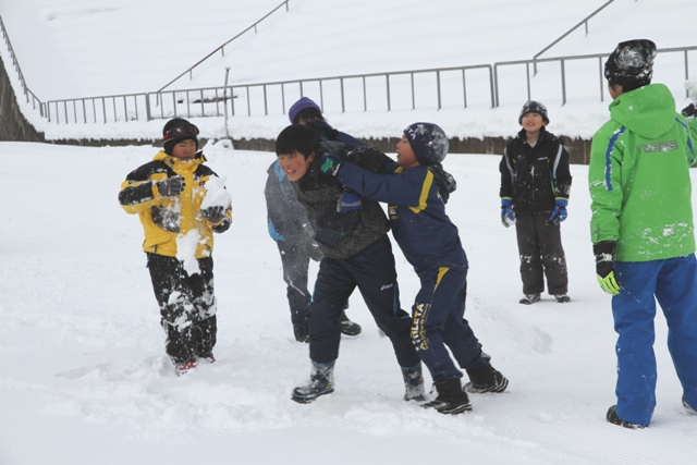 雪遊びをする子ども達の写真
