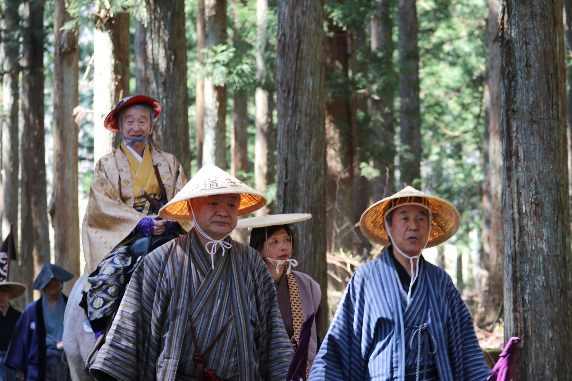 道中 杉林と村長