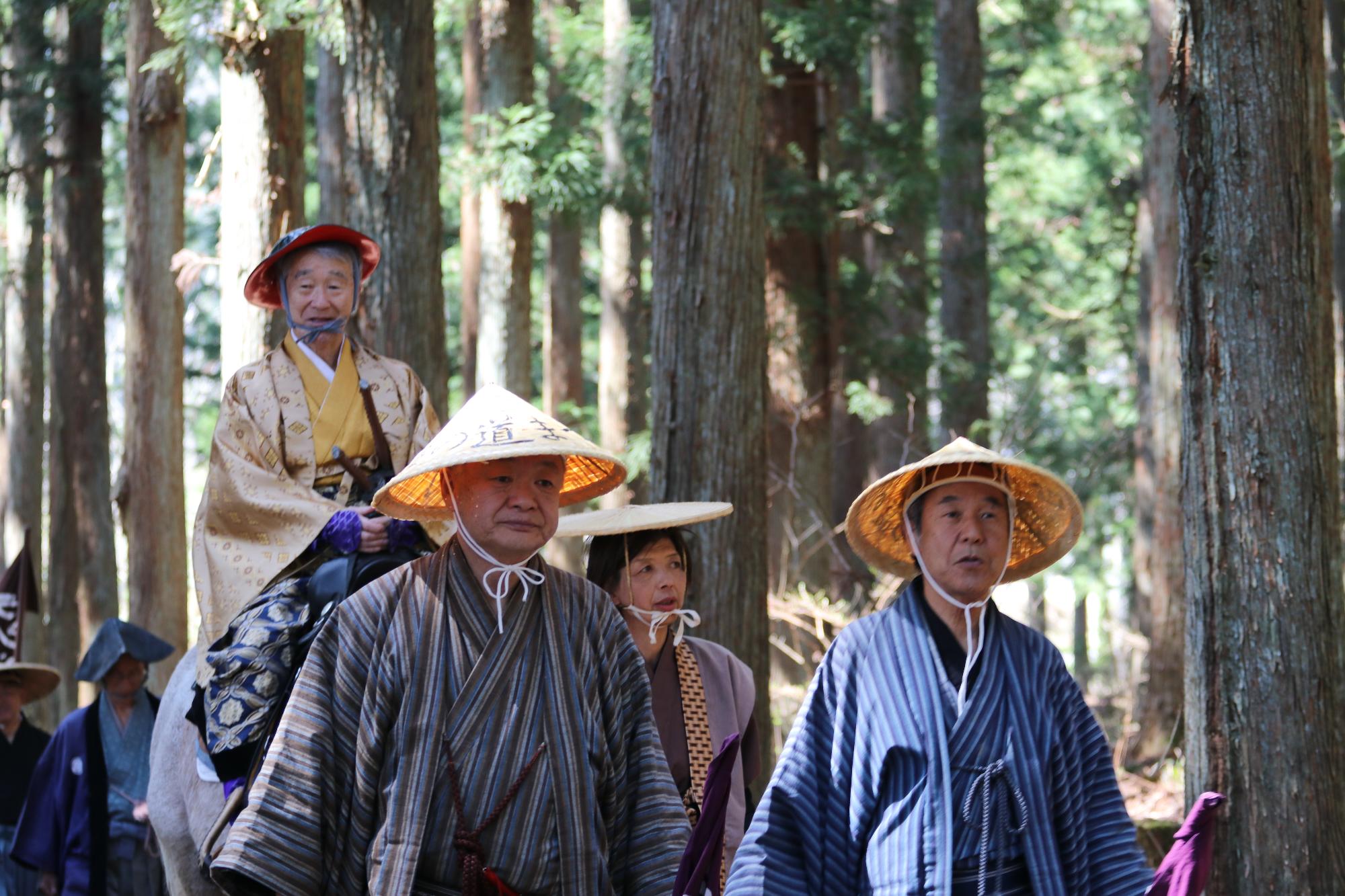 道中 杉林と村長