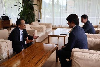 丸山村長と田中参事兼総務課長と株式会社シンコウ電気商会のご歓談の様子