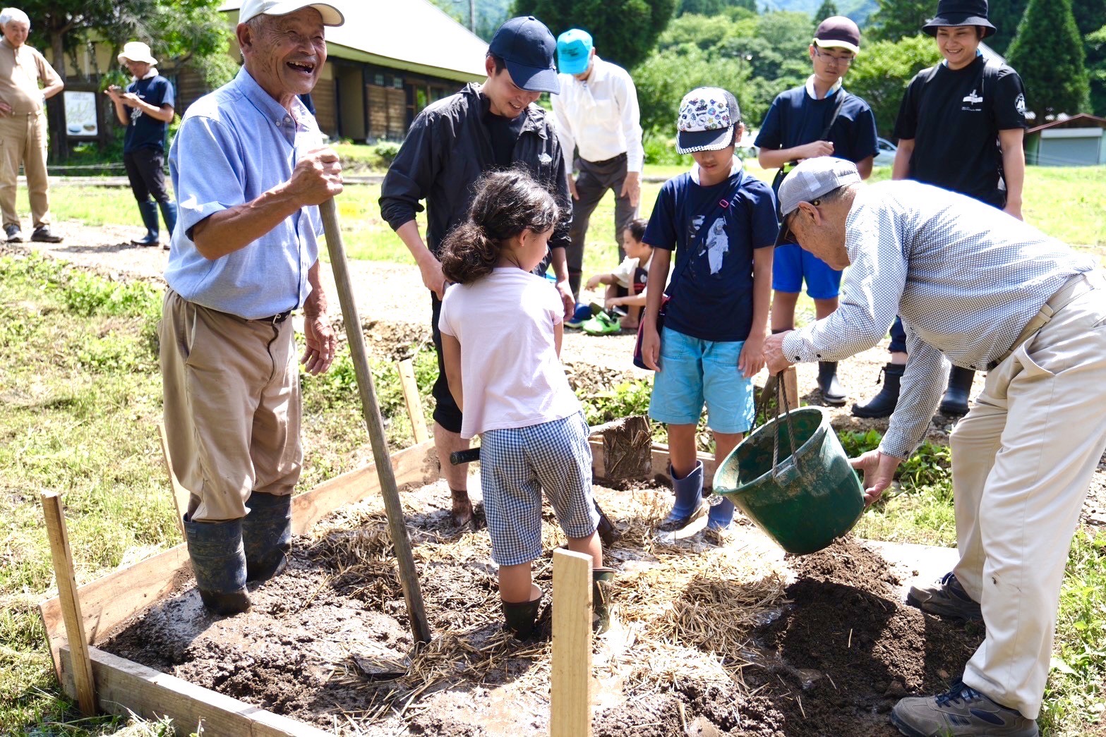 重要伝統的建造物群保存地区【青鬼】(あおに)の土蔵の土壁塗りのワークショップ