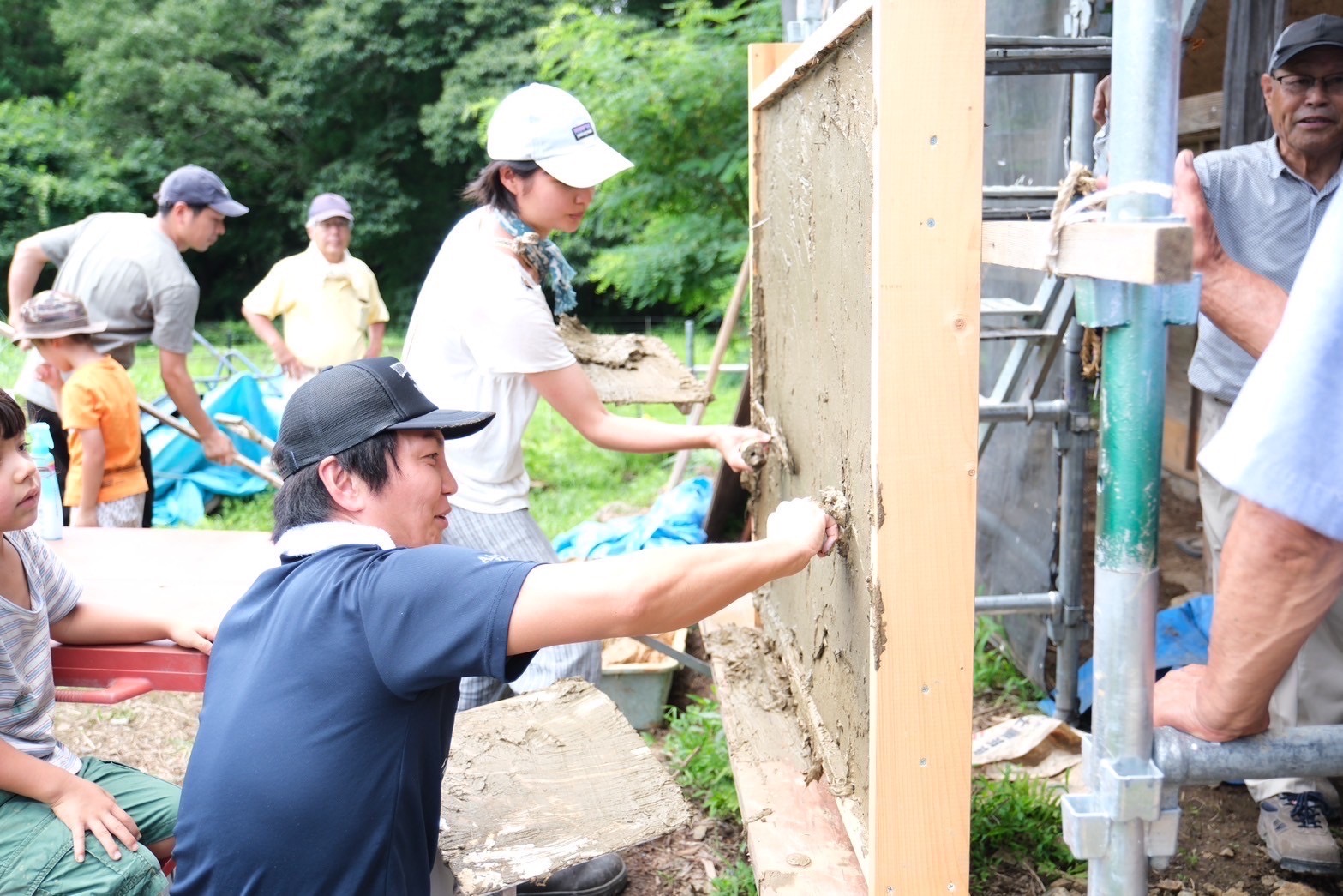 重要伝統的建造物群保存地区【青鬼】(あおに)の土蔵の土壁塗りのワークショップ