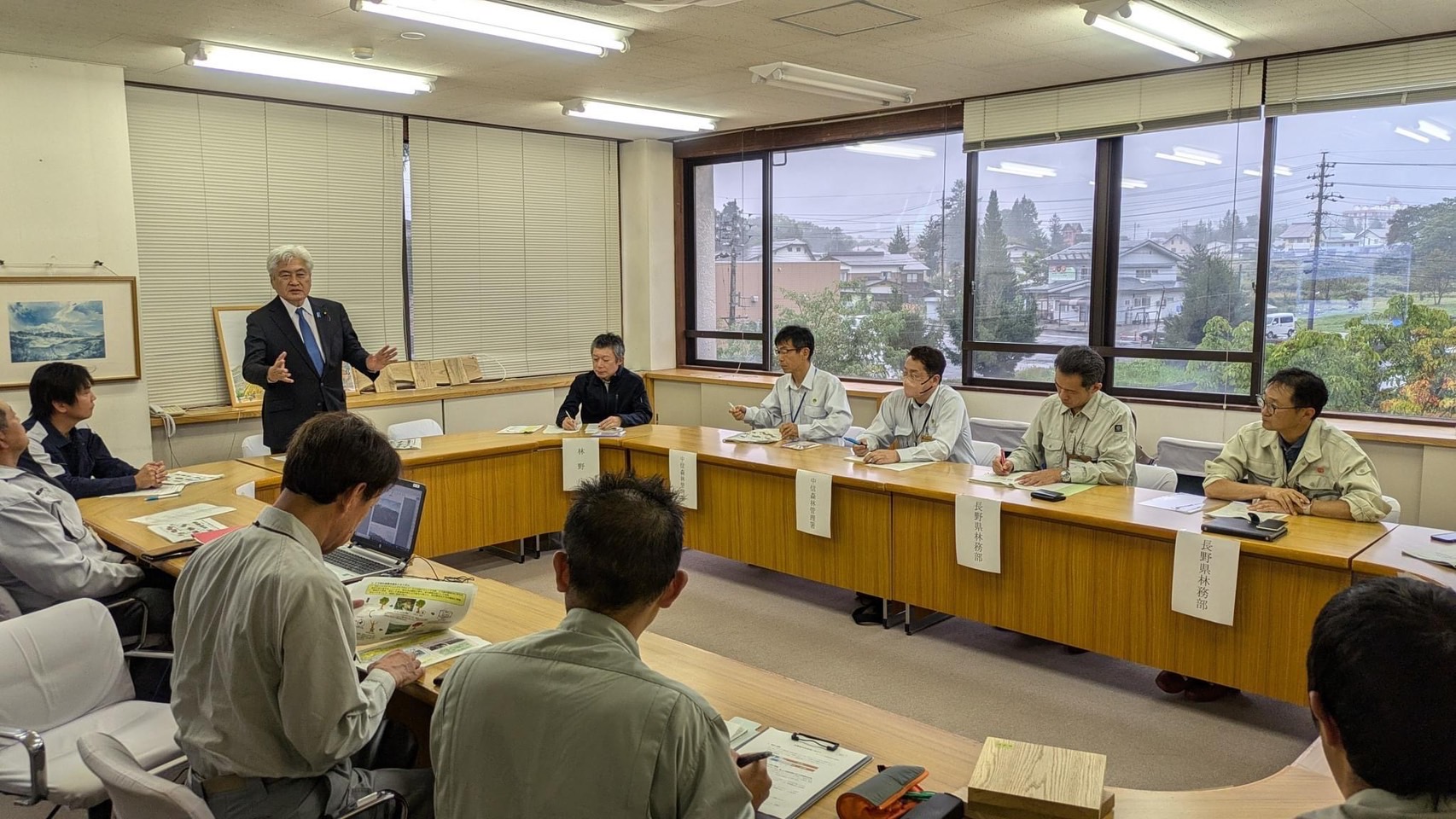 地元国会議員と林野庁、長野県の担当者とのナラ枯れ視察、意見交換