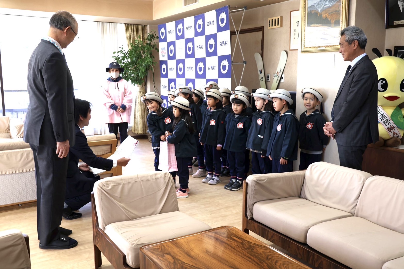 信学会白馬幼稚園の園児たち