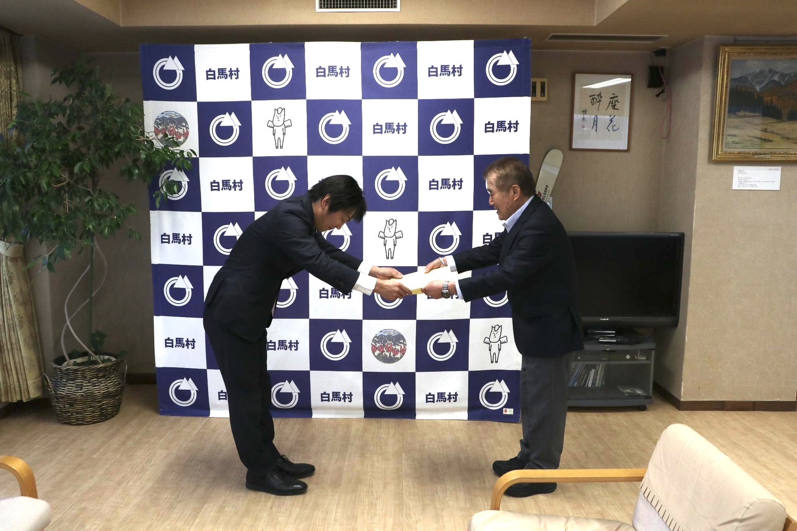 白馬村たばこ商組合からご寄付 茨木政通さんにお礼状の贈呈