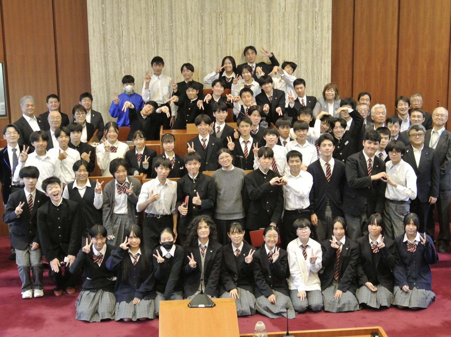 白馬中学3年生と白馬村議会による中学生議会