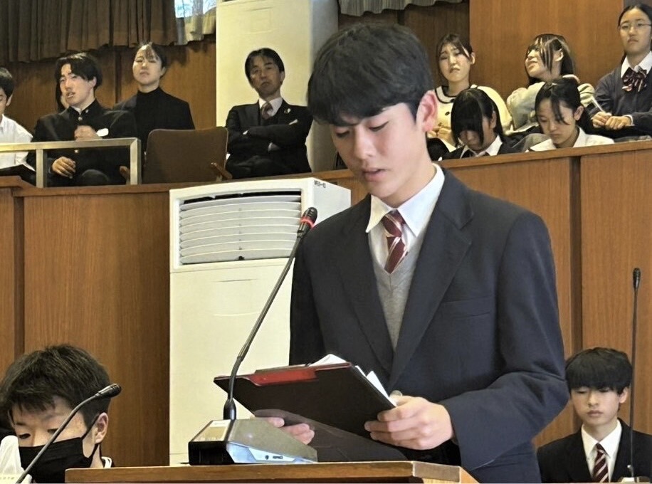 白馬中学3年生と白馬村議会による中学生議会
