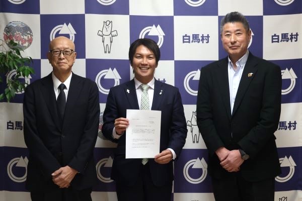 計画審議会の松沢会長から「白馬村第6次総合計画基本構想(案)」の答申を受けました