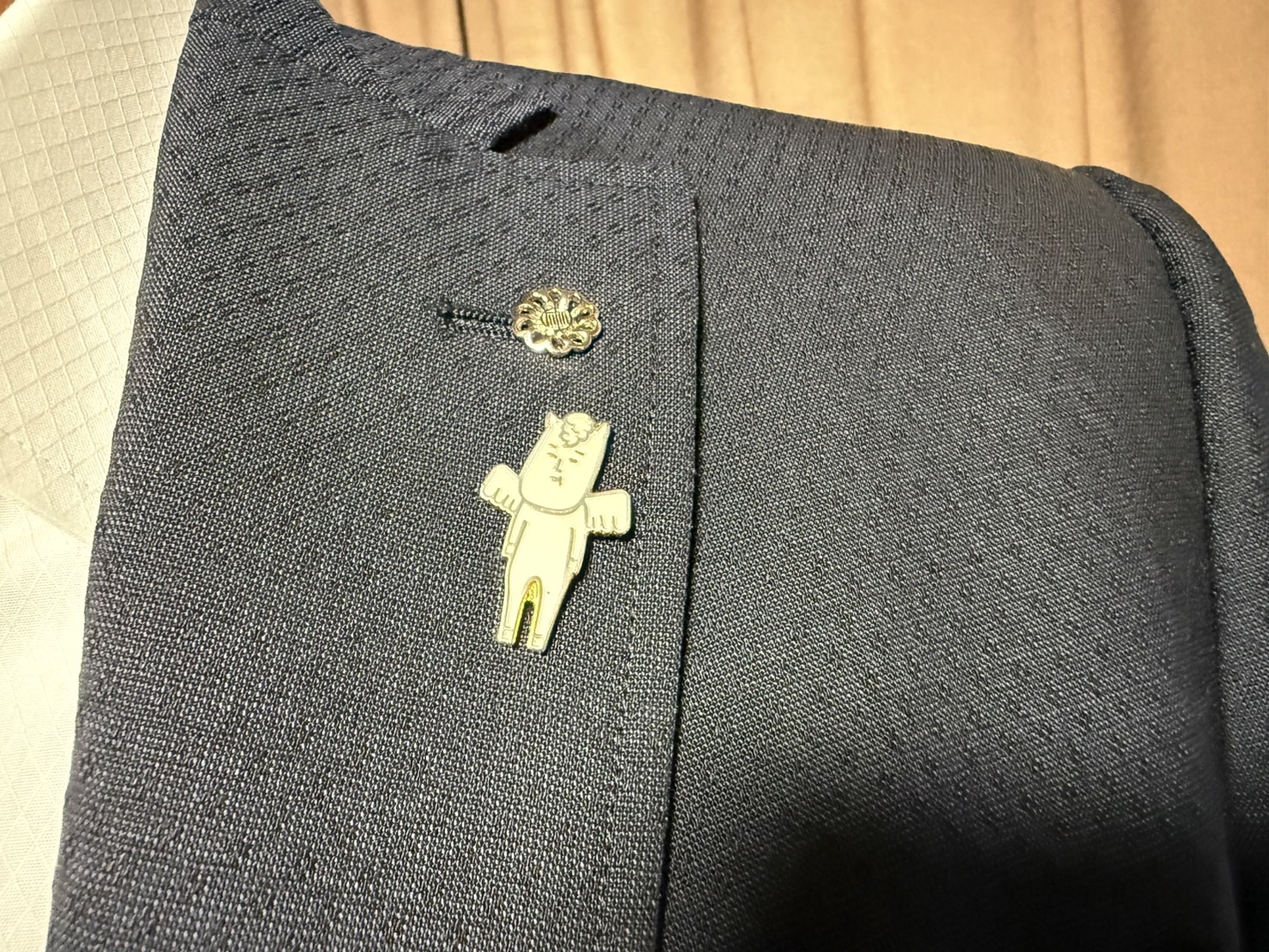 村男のピンバッジ