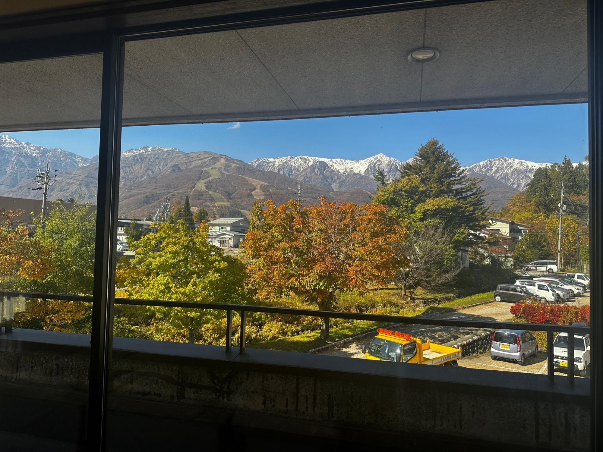 村長室からの景色 三段紅葉