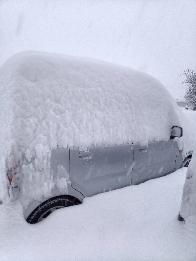 車に積雪している雪の写真