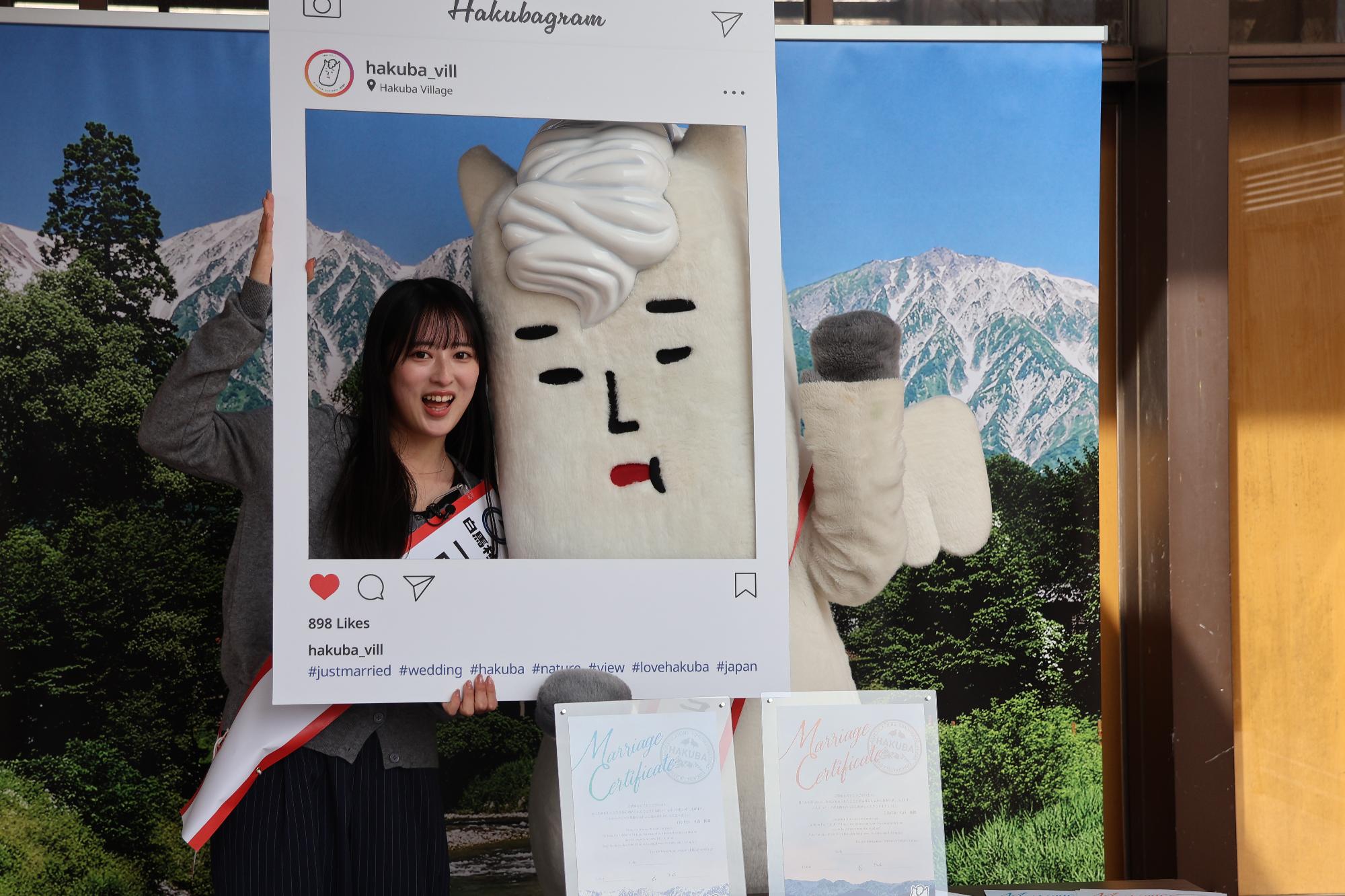 オリジナルデザイン結婚記念証明書を紹介する国本さん