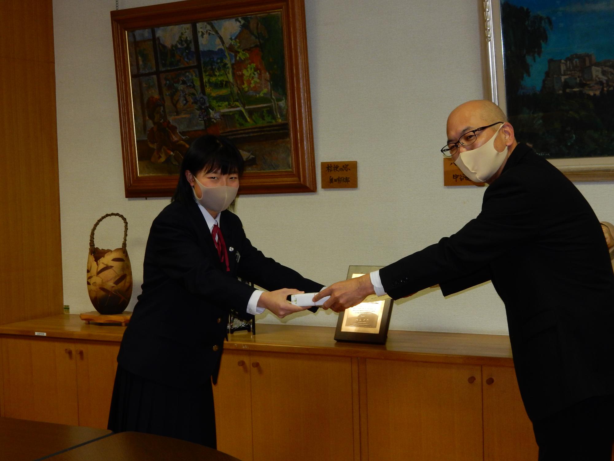池田大町税務署長が賞状を授与しました