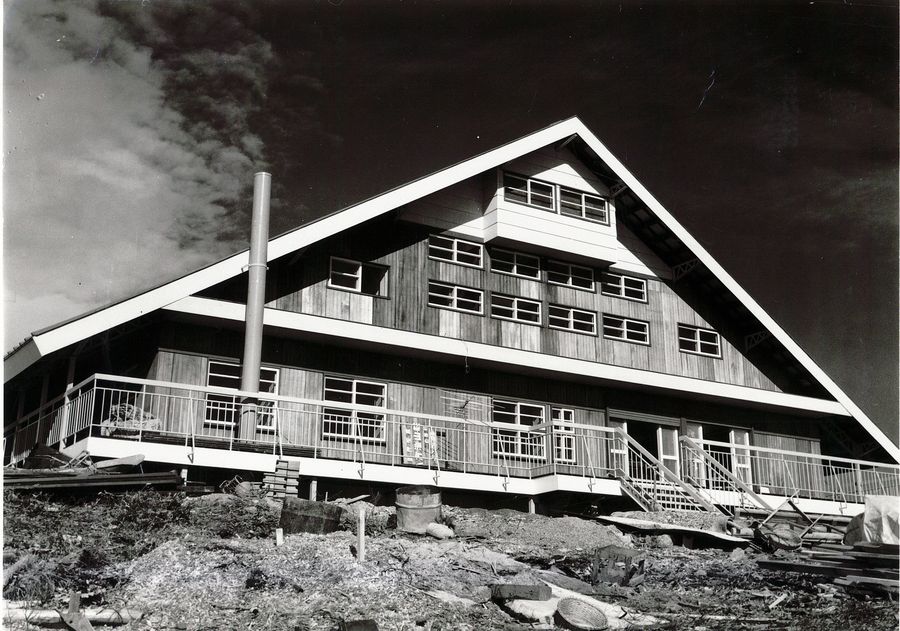 1964年 国民宿舎 八方池山荘完成