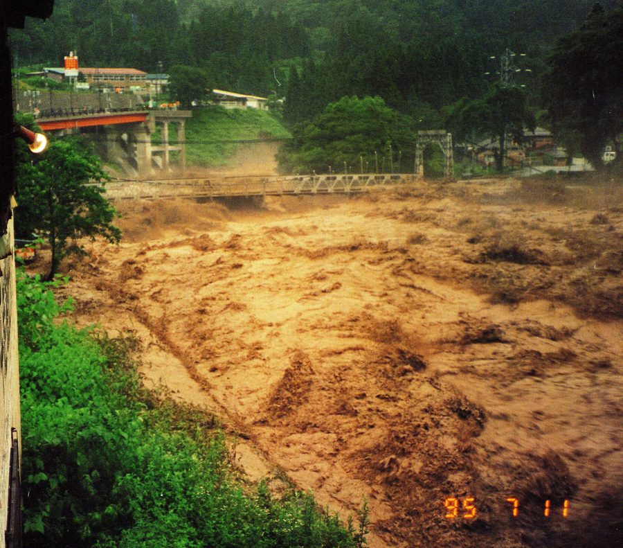 1995年 7.11県北部豪雨 増水した河川