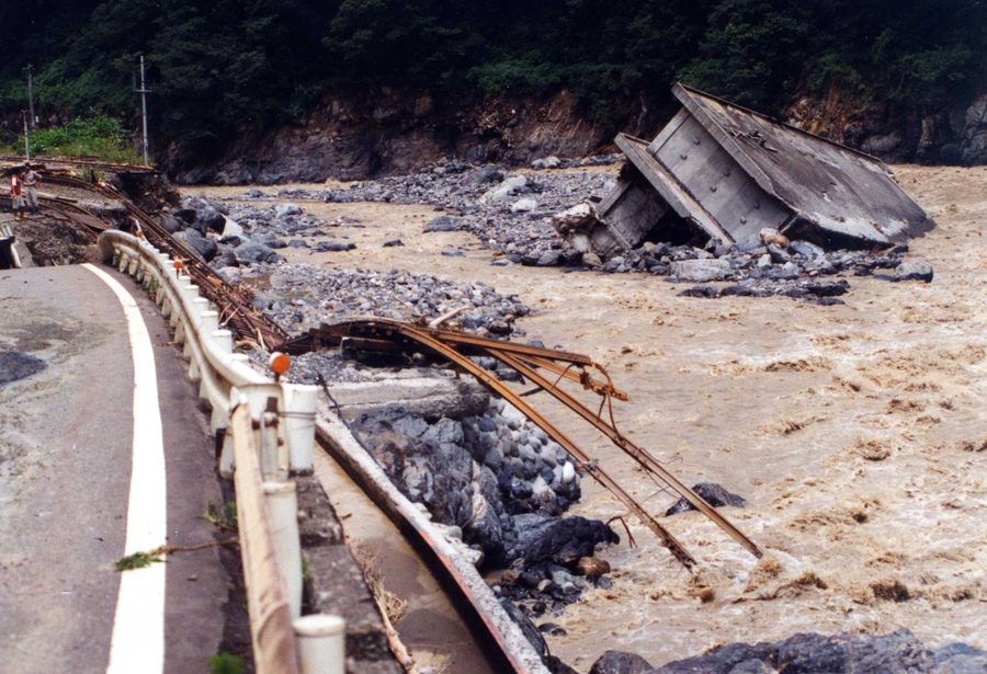 1995年 7.11県北部豪雨 被災した道路と橋梁