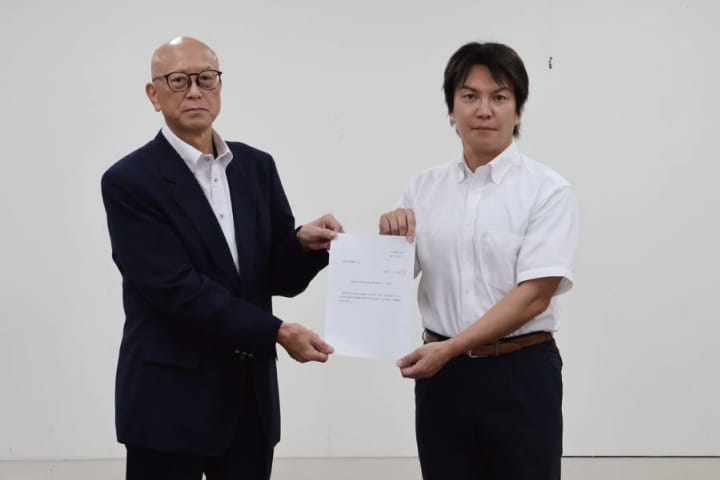 白馬村長から計画審議会の松沢会長へ諮問書を手渡している様子