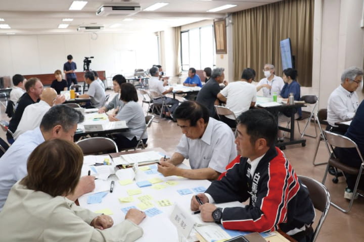 計画審議会でグループに分かれて意見交換を行っている様子